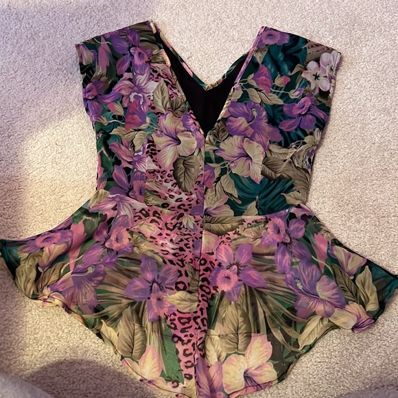 Beautiful Floral V-neck Peplum Blouse. New without Tags. - Picture 2 of 3